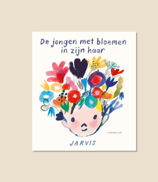 De jongen met bloemen in zijn haar