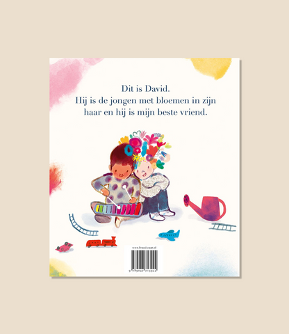 De jongen met bloemen in zijn haar